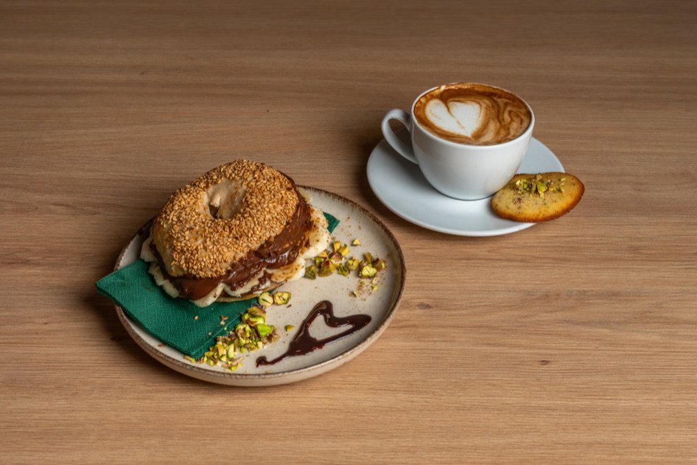Bagel mit Latte und Cookie