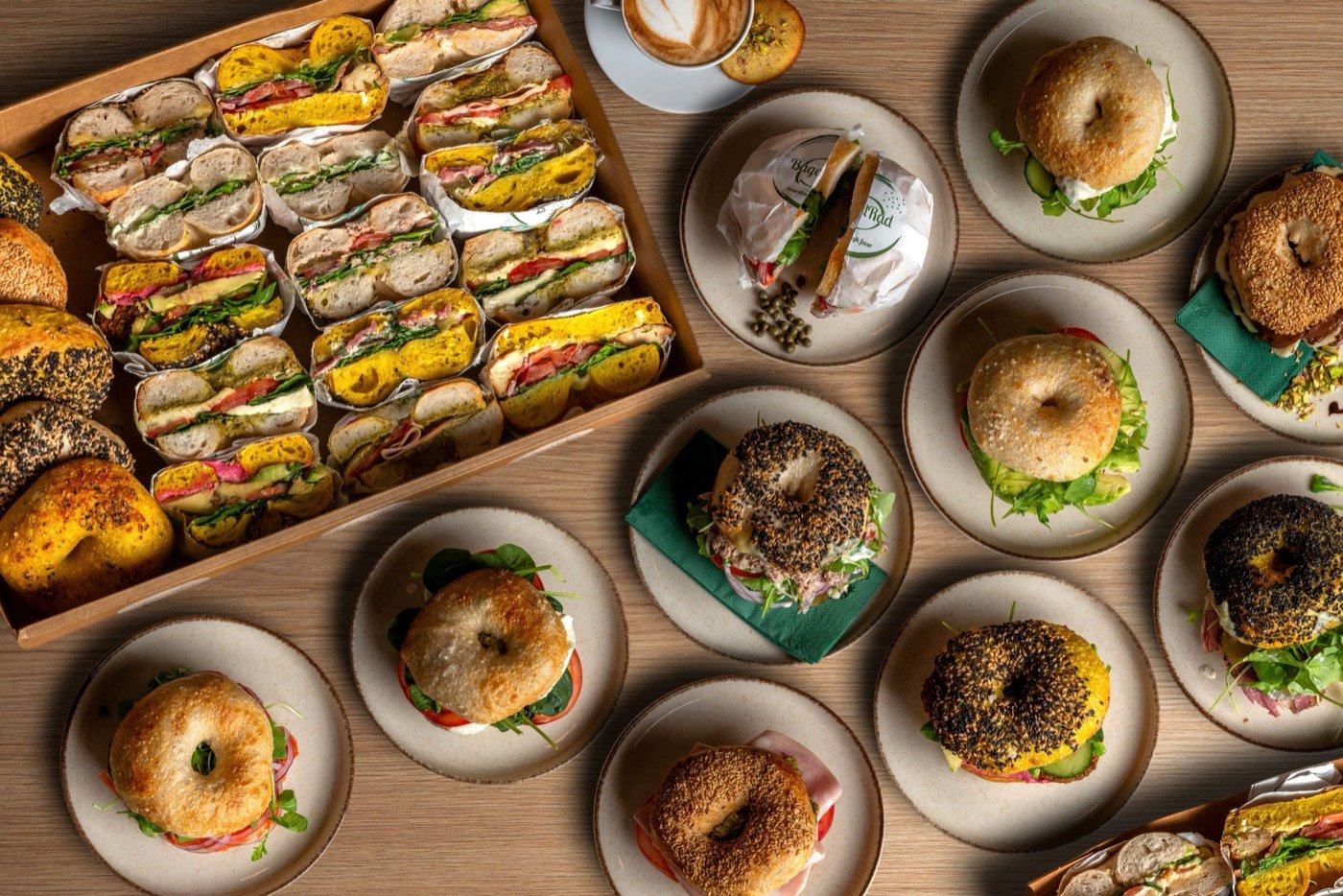 Bagel-Sandwiches, ganze Sauerteig-Bagels und Aufstriche von BagelRad von oben