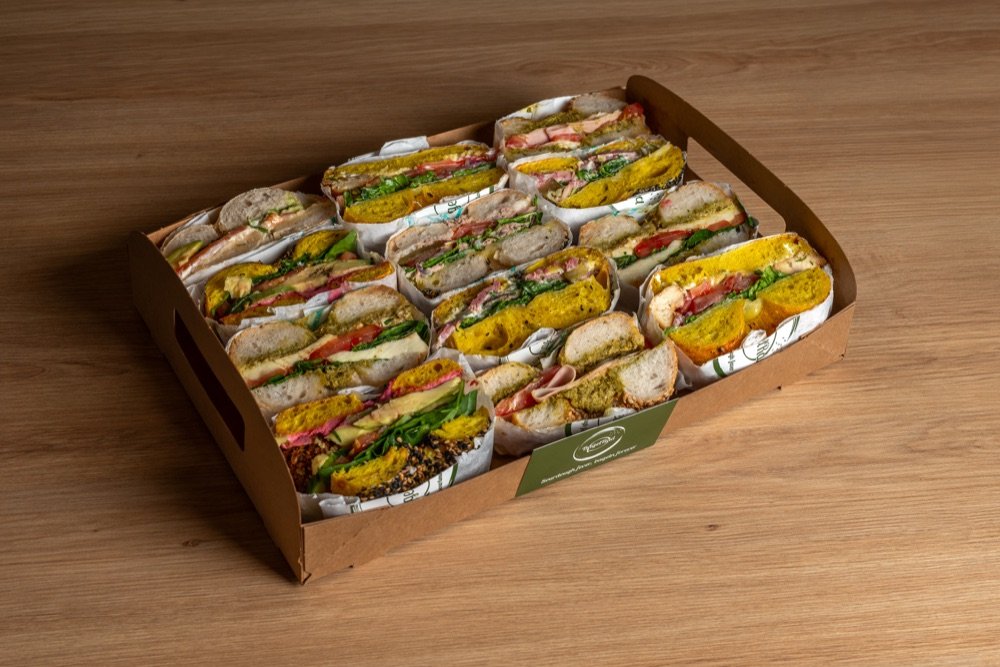 Box mit belegten Sauerteig-Bagels