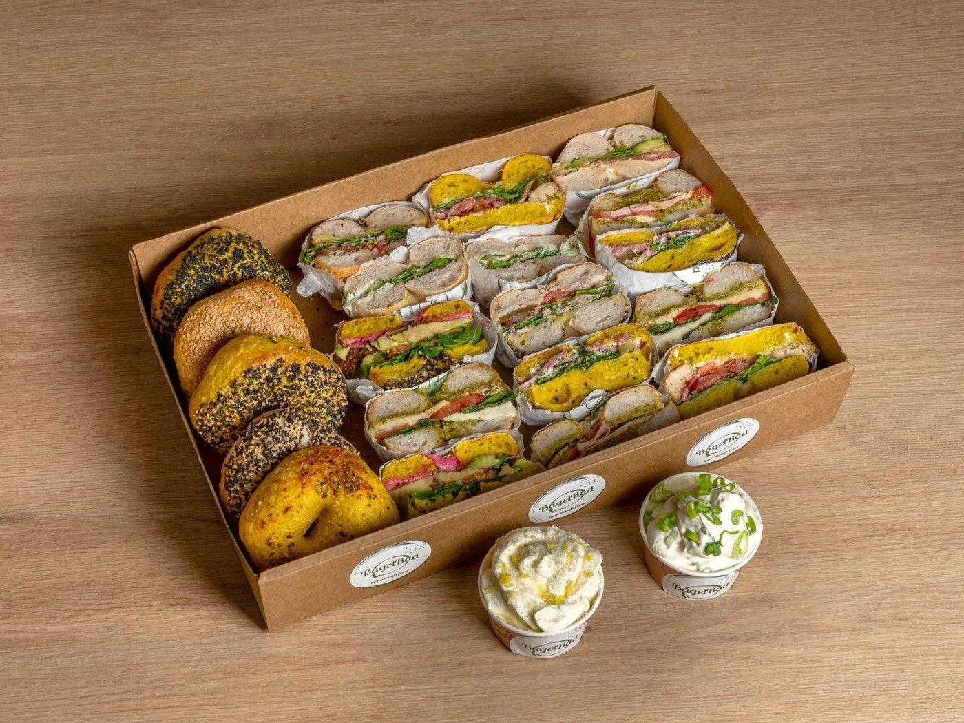 BagelRad Party-Box mit 9 Bagel-Sandwiches, ganzen Bagels und zwei Aufstrichen